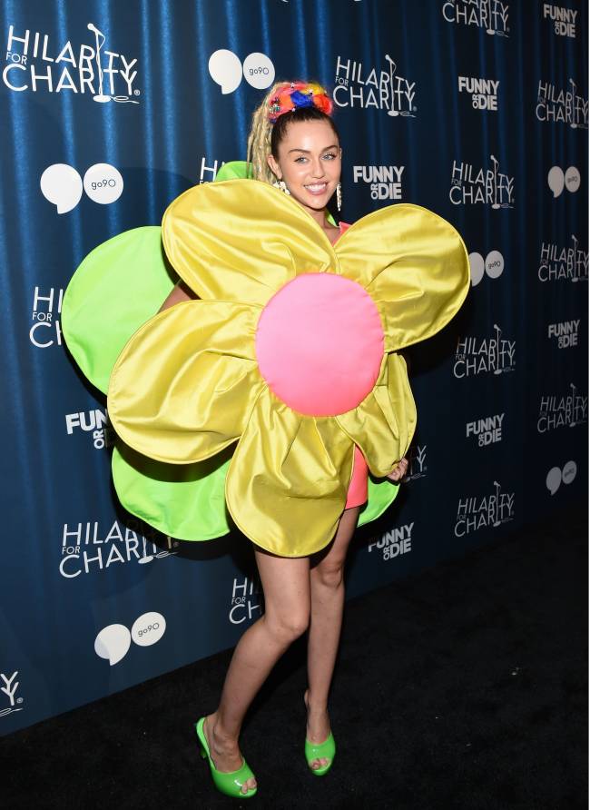 Модный шок: Майли Сайрус пришла на благотворительный вечер в костюме ромашки